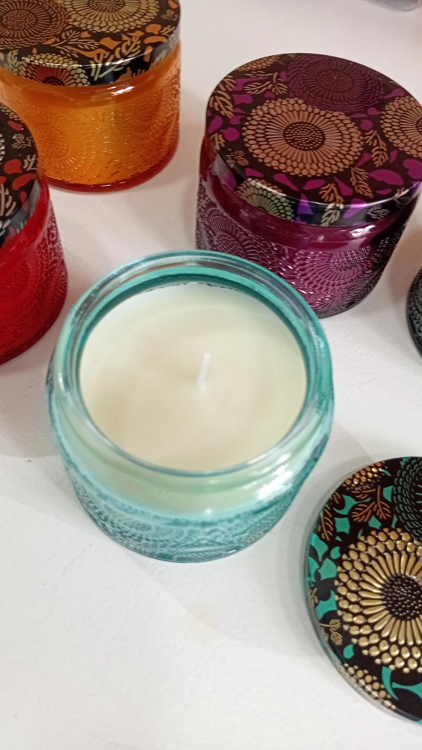 Velas Aromáticas en Frascos de Vidrio – Colección Cromática de relajación